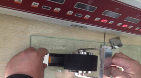 運用濟(jì)南賽成CZY-6S持粘性檢測儀，測試不干膠標(biāo)簽持粘性試驗